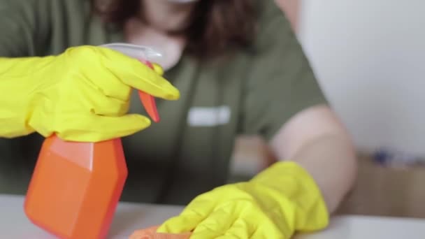 Mujer Terminó Desinfectar Las Actividades Casa Quita Los Guantes Goma — Vídeo de stock