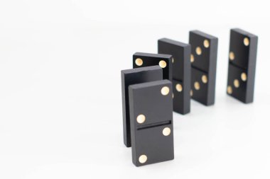 Beyaz arka planda Domino zarları, metin için yer, kopyalama alanı. Masa oyunları, fotoğraf.