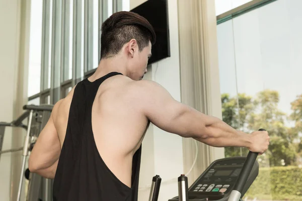 Spor erkek koşu bandı makinede egzersiz — Stok fotoğraf