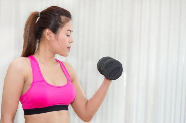 Kadın çalışma dışarı spor salonu ya da fitness merkezinde eğitim omuz ile halter,