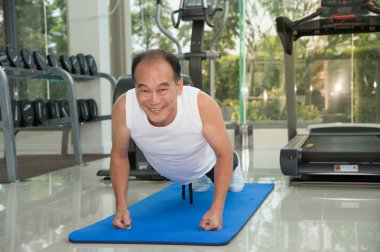 Komuta sizde gönderme yaparak egzersiz fitness merkezi veya spor salonu, spor ve sağlık kavramı up.