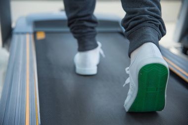 koşu bandı üzerinde çalışan bacaklar egzersiz fitness merkezi veya spor salonu