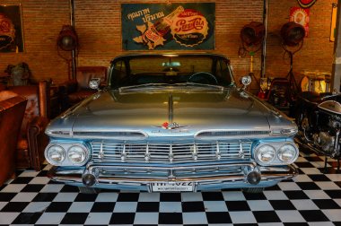 eski chevrolet araba gece Market, Srinakarin road, Bangkok, Tayland