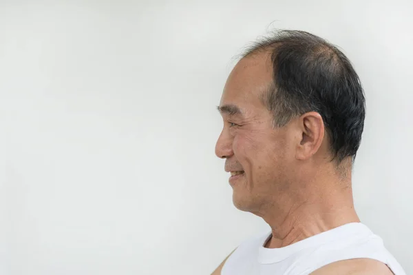 Yaşlı adam Asya beyaz gömlek beyaz arka plan üzerinde portresi — Stok fotoğraf