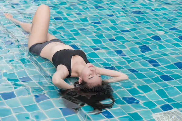 Kadın zevk ve Yüzme Havuzu ve kopya alanı metin için rahatlatıcı