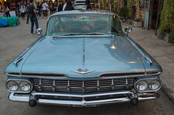 Oude vintage chevrolet auto bij avondmarkt, Srinakarin road, Bangkok, Thailand — Stockfoto