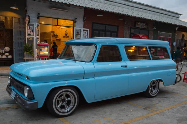 Oude vintage blauwe chevrolet auto op avondmarkt, Srinakarin road, Bangkok, Thailand — Stockfoto