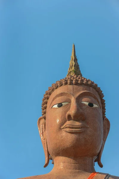 青の背景に仏像の顔 — ストック写真