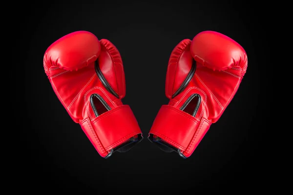 Guantes de boxeo rojos aislados sobre fondo negro —  Fotos de Stock