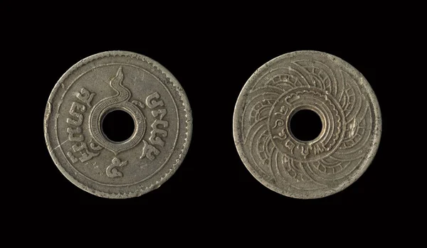 Old coin Thailand, which is obsolete today, isolated on black background,  5 Satang, with clipping path, — Stock Photo, Image