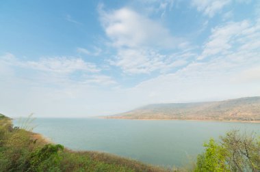 Dağlar rezervuar gölde Lamtakhong Barajı Nakhon Ratchasima Eyaleti, Tayland, doğal dağ ve baraj ve mavi gökyüzü