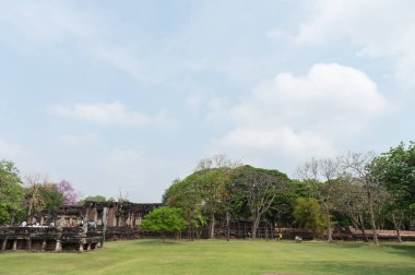 Taş Castle içinde Phimai Historical Park mavi gökyüzü arka plan, Nakhon Ratchasima Eyaleti, Tayland. 