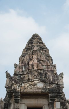Phimai Historical Park Phimai Historical Park, Nakhon Ratchasima, Tayland mavi gökyüzü arka plan üzerinde taş Castle. 