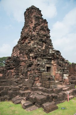Taş Castle içinde Phimai Historical Park mavi gökyüzü arka plan, Nakhon Ratchasima Eyaleti, Tayland.
