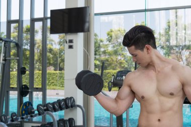 Spor adam kopya alanı halterle ile çalışma dışarı, spor salonu ya da fitness egzersiz egzersiz.