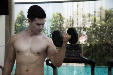 Spor adam halterle çalışma dışarı, spor salonu ya da fitness egzersiz egzersiz.