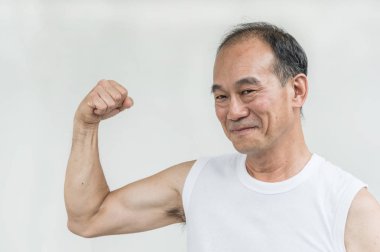 Yaşlı adama göster kol beyaz blackground, sağlıklı kavramı