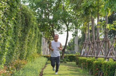 yaşlı adam egzersiz sağlık kavramı Park'ta jogging tarafından