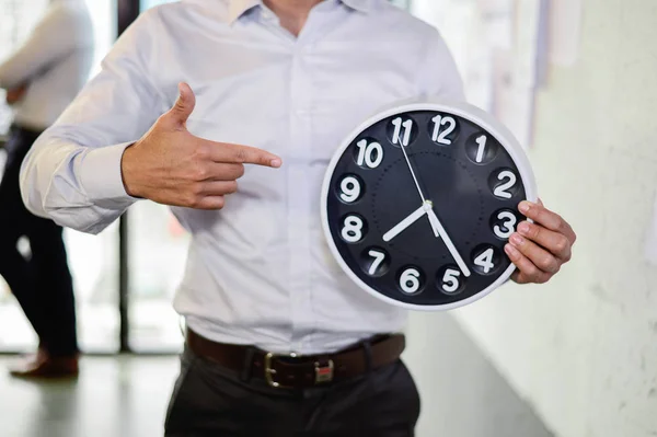 Seriöser Geschäftsmann mit großer Uhr in der Hand, Zeit zum Arbeiten — Stockfoto