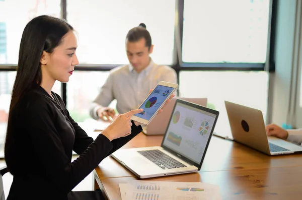 güzel iş kadını oturmak tablet ve ofis, iş kavramı içinde laptop çalışma koltuğu