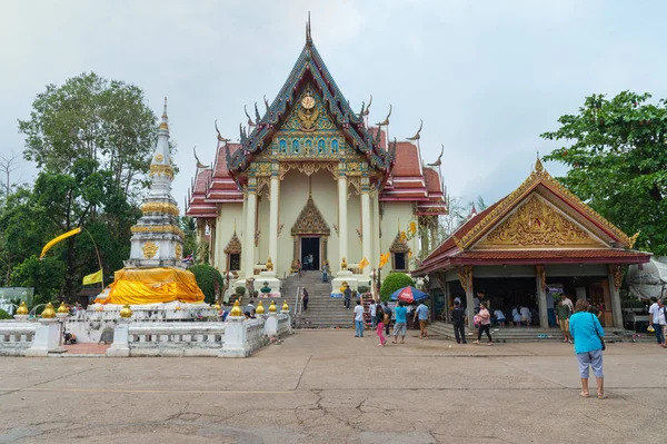 As pessoas passam férias para viajar e rezar respeito a estátua de Luangpho Phra Sai no Templo WAT PHO CHAI, Município de Mueang Nong Khai, Tailândia — Fotografia de Stock