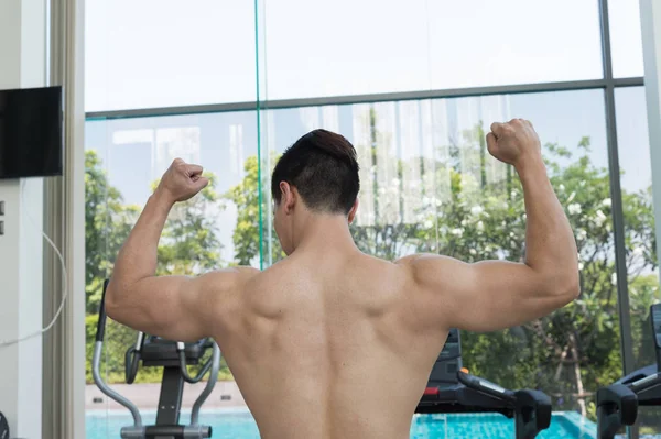 Kas vücut yakışıklı adamın göster: spor salonu ya da fitness center, sağlıklı kavramı — Stok fotoğraf