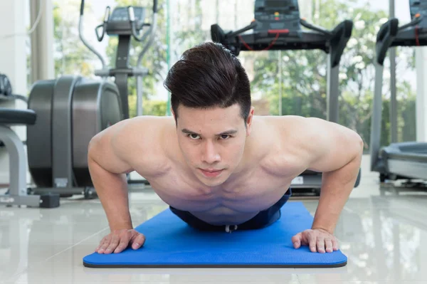 yakışıklı adam gönderme yaparak fitness egzersiz fitness merkezi veya spor salonu, spor ve sağlık kavramı vücut geliştirme eğitim bir parçası olarak ups.