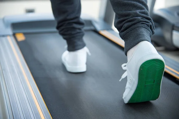 koşu bandı üzerinde çalışan bacaklar egzersiz fitness merkezi veya spor salonu