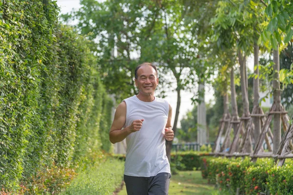 Vieil homme exercice en faisant du jogging au parc, concept de santé — Photo