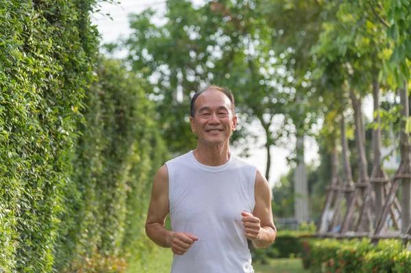 Yaşlı adam egzersiz sağlık kavramı Park'ta jogging tarafından — Stok fotoğraf