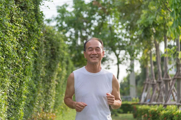 yaşlı adam egzersiz sağlık kavramı Park'ta jogging tarafından