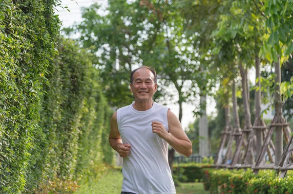 Vieil homme exercice en faisant du jogging au parc, concept de santé — Photo