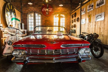 Gece pazarı, Srinakarin road, Bangkok, Tayland, Thailand, eski eski model kırmızı araba göster