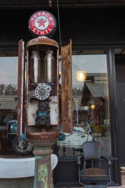 Vintage yakıt dağıtıcı gece pazarı, Srinakarin road, Bangkok, Tayland, Thailand, göster