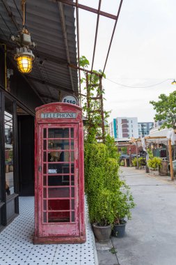 eski kırmızı telefon kulübesinden gece Market, Srinakarin road, Bangkok, Tayland