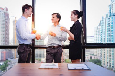 iş adamları için başarı anlaşması ve İçecek şampanya tokalaşırken