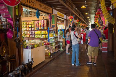 Turistler Pattaya Suüstü Pazarı, Chonburi, Tayland yürüyüş