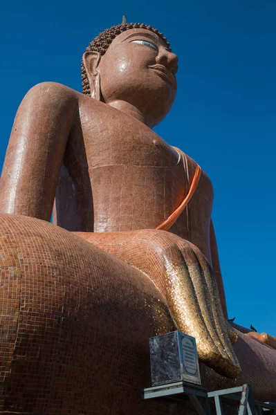 ワット クラン ビッグバン プラ寺、タイ ・ Nakhonpratom 県大仏. — ストック写真