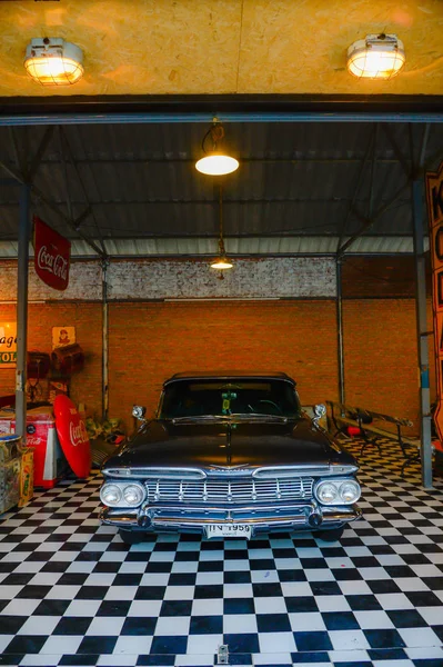 eski eski model chevrolet araba gece pazarı, Srinakarin road, Bangkok, Tayland, Thailand, göster