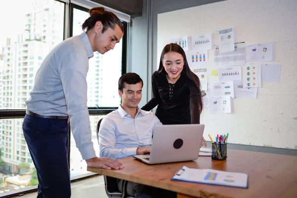 Hombre de negocios y mujer de negocios sonreír y discutir ideas en la reunión de negocios en la oficina — Foto de Stock