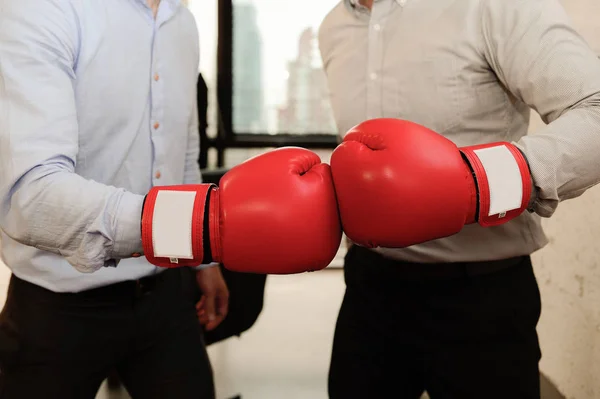 Dos hombres de negocios con guantes de boxeo en la oficina —  Fotos de Stock