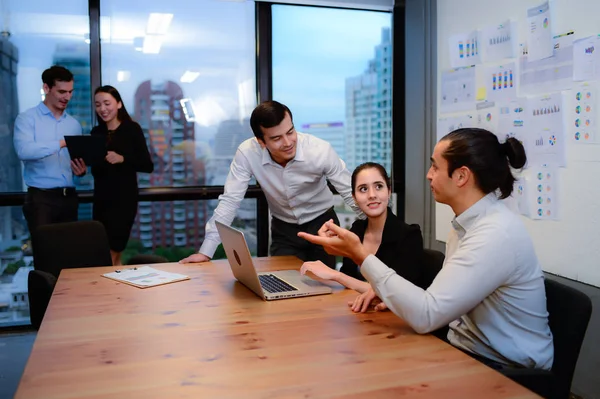 Бізнесмени обговорюють ідеї на діловій зустрічі в офісі — стокове фото