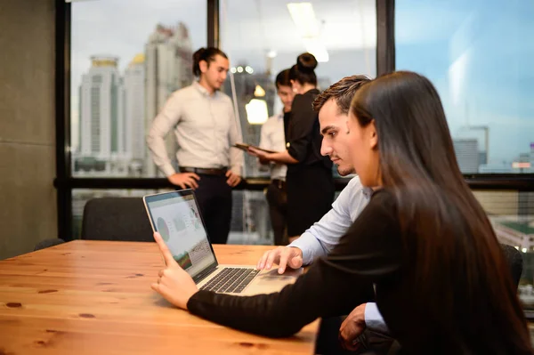 Hombre de negocios y mujer de negocios discutir la idea en la reunión de negocios en la oficina — Foto de Stock