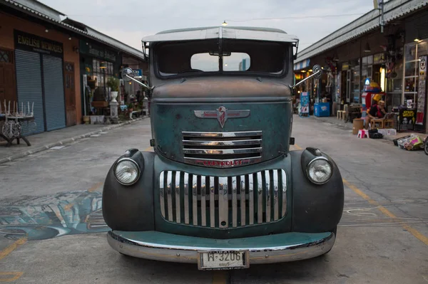 Eski vintage yeşil chevrolet kamyonetin gece pazarı, Srinakarin road, Bangkok, Tayland