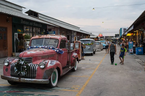 밤에 오래 된 빈티지 빨간 시보레 트럭 시장, Srinakarin도로, 방콕, 태국 — 스톡 사진