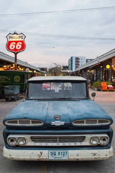 Velho caminhão chevrolet azul vintage no mercado noturno, estrada Srinakarin, Bangkok, Tailândia — Fotografia de Stock
