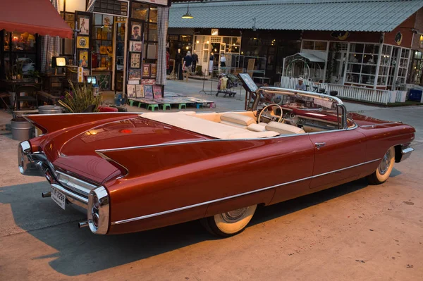 Vieille voiture brune vintage au marché de nuit, route de Srinakarin, Bangkok, Thaïlande — Photo