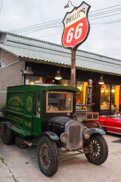 Vecchia auto d'epoca al mercato notturno, Srinakarin road, Bangkok, Thailandia — Foto Stock