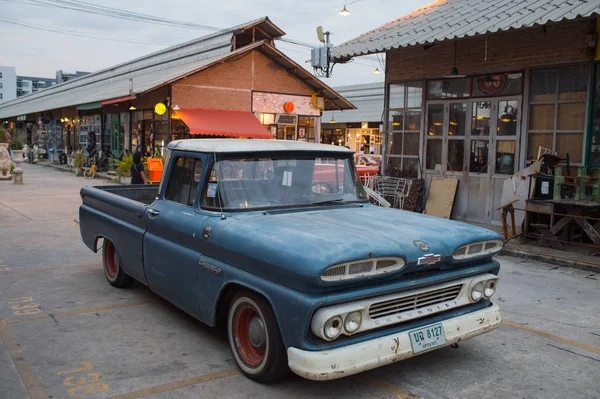 Eski vintage mavi chevrolet kamyon gece pazarı, Srinakarin road, Bangkok, Tayland