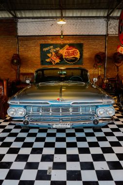 eski chevrolet araba gece Market, Srinakarin road, Bangkok, Tayland